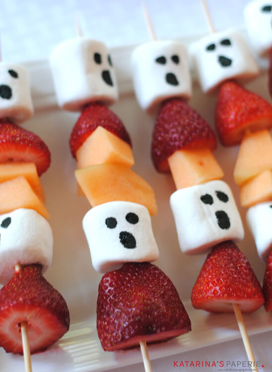 Halloween ghost fruit kabobs via Katrina’s Paperie